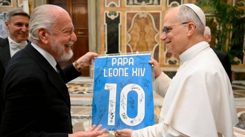 Βατικανό: Ο Πάπας υποδέχθηκε τη Νάπολι και έλαβε δώρο τη φανέλα του... Μαραντόνα