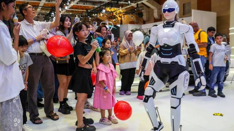 Υπερσύγχρονο ρομπότ σε ρόλο πωλητή αυτοκινήτων στην Μαλαισία