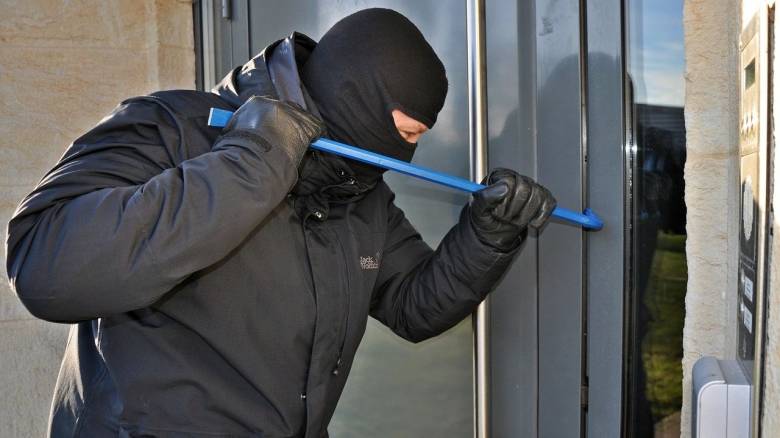 Θεσσαλονίκη: Διαρρήκτες μπήκαν σε σπίτι ηλικιωμένης που πέθανε -Έπεσαν από μπαλκόνι και νοσηλεύονται