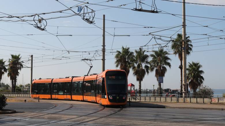Γλυφάδα: Φορτηγό παρέσυρε τα καλώδια του Τραμ - Ακινητοποιήθηκε συρμός