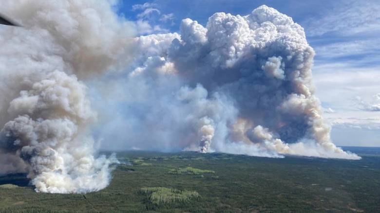 Καναδάς: Δεκάδες χιλιάδες άνθρωποι εκκενώνουν τα σπίτια τους λόγω των ανεξέλεγκτων δασικών πυρκαγιών