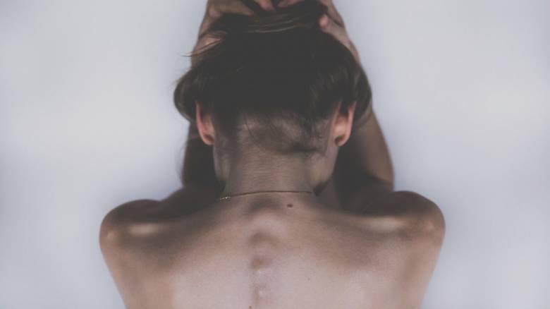 «Ήξερα ότι έπρεπε να τη σώσω»: Μια μάνα απέναντι στις διατροφικές διαταραχές και το κενό φροντίδας