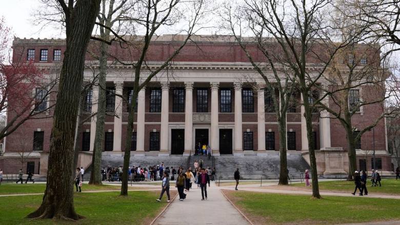 Η κυβέρνηση Τραμπ δίνει 30 ημέρες διορία στο Χάρβαρντ να αντικρούσει τον αποκλεισμό ξένων φοιτητών