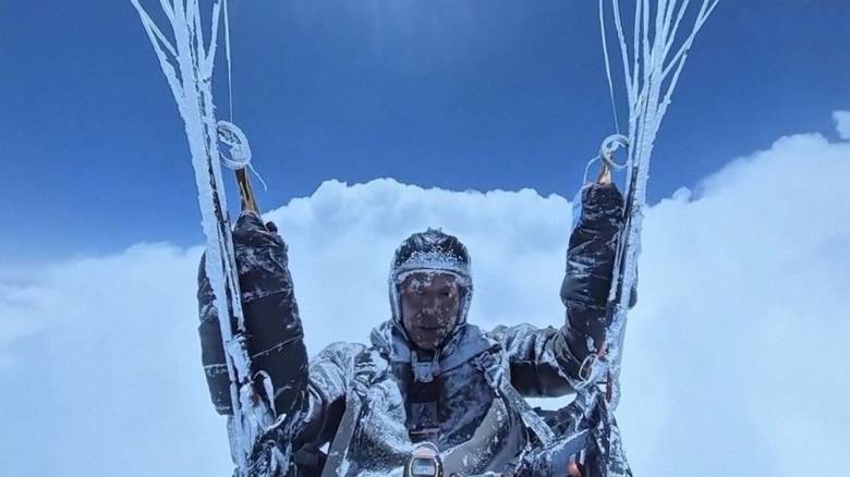 Κινέζος αλεξιπτωτιστής πλαγιάς παρασύρθηκε σε ύψος 8.000 μέτρων και πάγωσε – Επιβίωσε από θαύμα