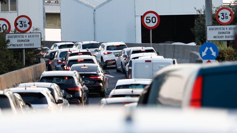 Τροχαίο με έναν τραυματία στην Αττική οδό μετά από σύγκρουση φορτηγών - Μεγάλες καθυστερήσεις