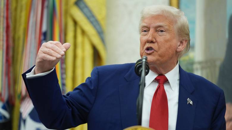 Ο Τραμπ καλεί ξανά τον πρόεδρο της FED να μειώσει τα επιτόκια