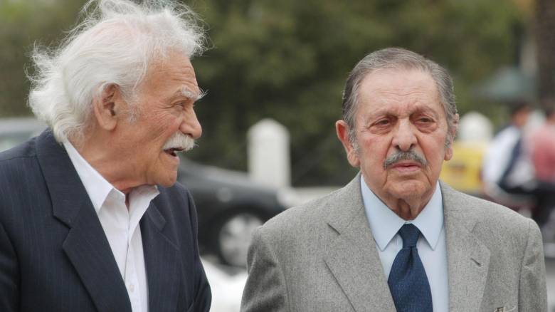 Σαν σήμερα το 1941 Γλέζος και Σάντας κατεβάζουν τη ναζιστική σημαία από την Ακρόπολη