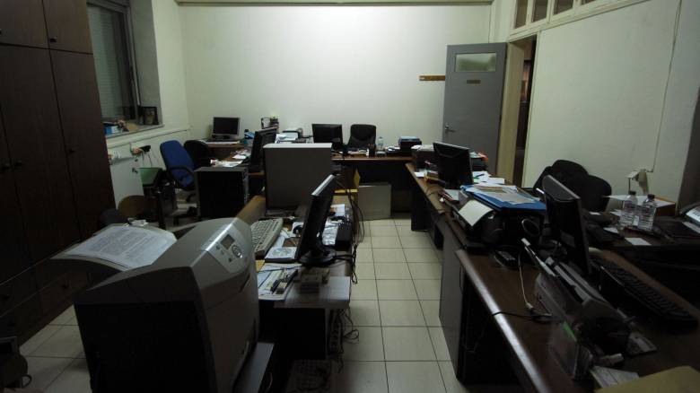 Αγρίνιο: Αυτοτραυματίστηκε με χαρτοκόπτη σε δημόσια υπηρεσία όταν δεν βρήκε την υπάλληλο