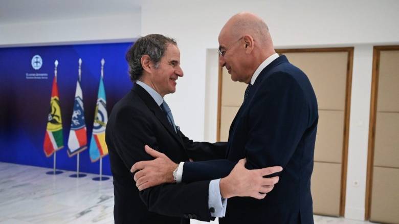 Τετ α τετ Δένδια με τον διευθυντή του ΔΟΑΕ: Η ασφάλεια των πυρηνικών σταθμών στο επίκεντρο