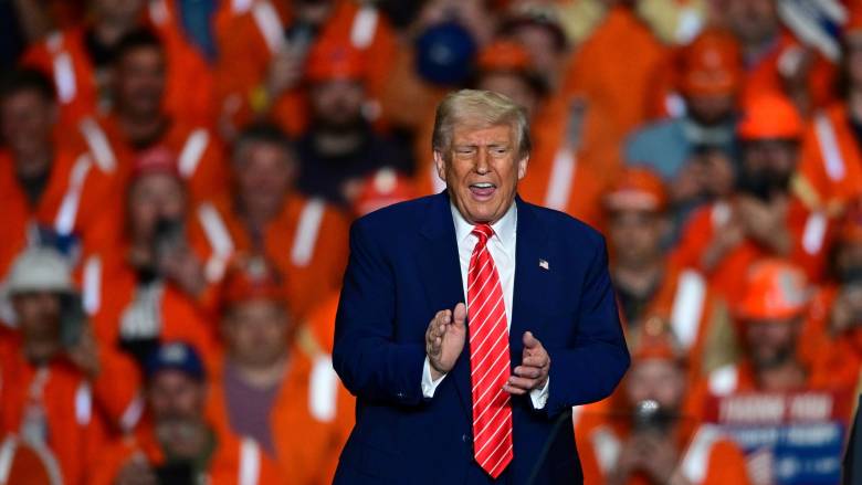 Διπλασιάζει στο 50% τους δασμούς στον χάλυβα ο Ντόναλντ Τραμπ - Βαθαίνει ο εμπορικός πόλεμος