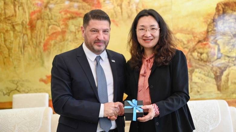 Συγκινητικές στιγμές Χαρδαλιά με Κινέζους φοιτητές στο Πανεπιστήμιο της Σαγκάης