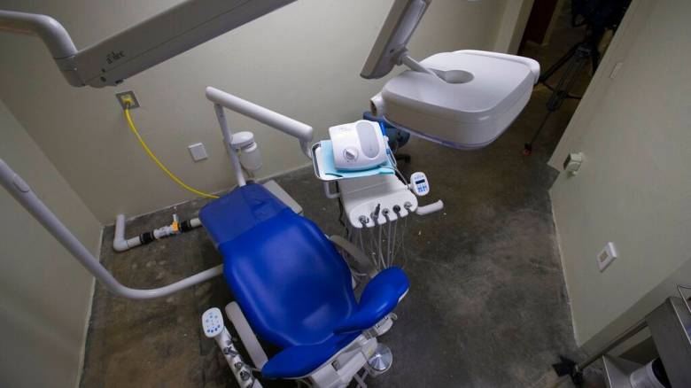 Οδοντίατρος συνελήφθη στο Βέλγιο για σεξουαλική κακοποίηση τουλάχιστον 55 γυναικών