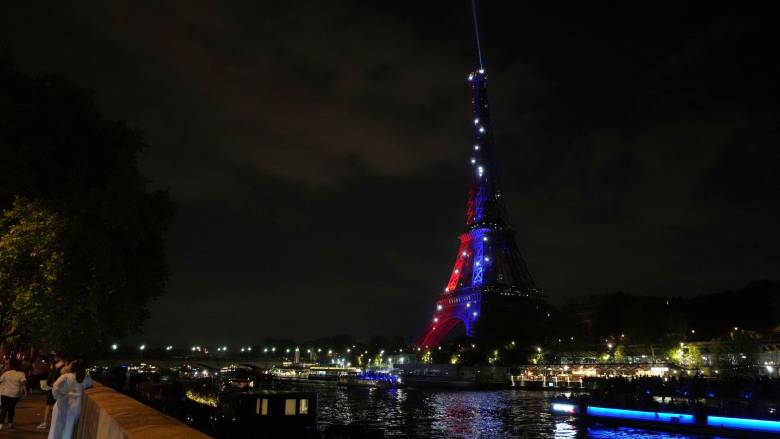 Ο Πύργος του Άιφελ «ντύθηκε» στα χρώματα της Παρί Σεν Ζερμέν