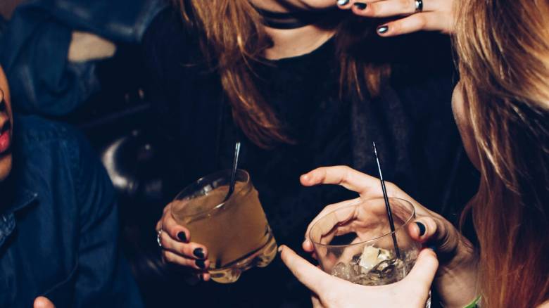 Πάνω από 140 δικογραφίες για παραβάσεις προμήθειας αλκοόλ σε ανήλικους - 24.000 έλεγχοι σε 3 μήνες