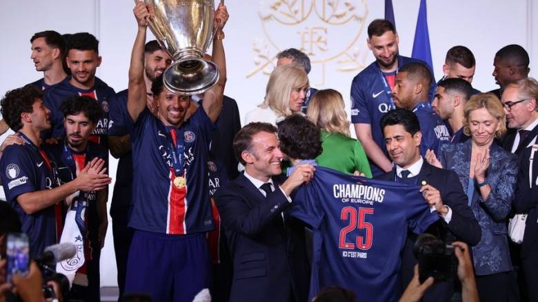 Το ζεύγος Μακρόν υποδέχτηκε την Παρί στο Ελιζέ και την αποθέωσε για το Champions League