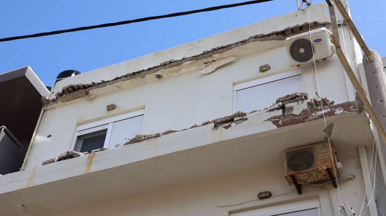 Πάτρα: Κομμάτια από σοβάδες έπεσαν σε πεζόδρομο - Λίγες μέρες μετά τον θανάσιμο τραυματισμό πολίτη