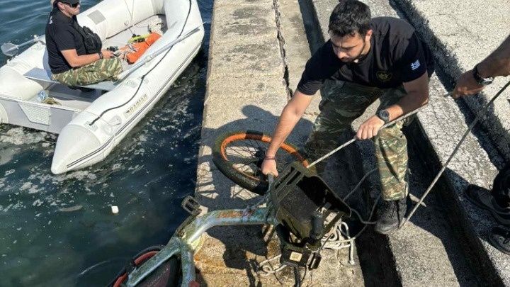 Ανεξάντλητη «πηγή» απορριμμάτων ο Θερμαϊκός Κόλπος - Δύτες «ψάρεψαν» πατίνια και μηχανές