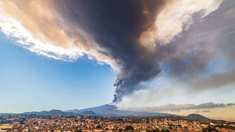 Η στιγμή που το ηφαίστειο της Αίτνας εκρήγνυται - Πανικόβλητοι τουρίστες απομακρύνονται τρέχοντας