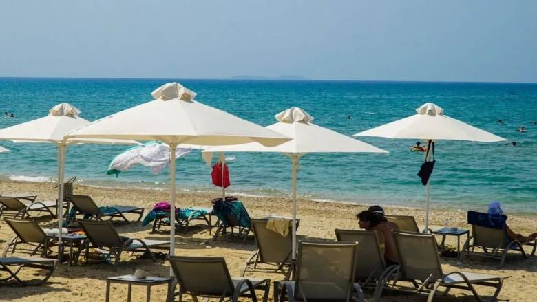 ΕΕΚΕ: Ελεύθερη πρόσβαση στις παραλίες - Τι προβλέπει ο νόμος για τις παραθαλάσσιες περιοχές