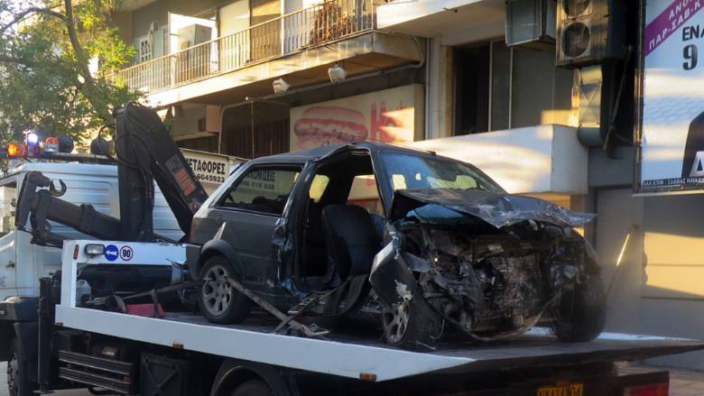 Σύγκρουση οχημάτων στη Συγγρού - Σε άμορφη μάζα μετατράπηκε το ένα ΙΧ