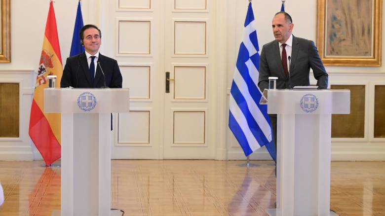 Γεραπετρίτης: Ισπανία και Ελλάδα επωμίζονται μεγάλο βάρος με την παράτυπη μετανάστευση