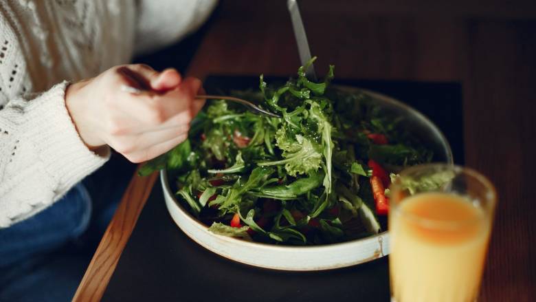 Ποια είναι η δίαιτα MIND που υπόσχεται υγιή εγκέφαλο και προστασία από άνοια και Αλτσχάιμερ