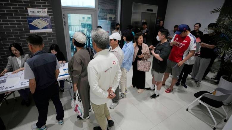 Οι Νοτιοκορεάτες εκλέγουν τον νέο πρόεδρό τους για να γυρίσουν τη σελίδα του στρατιωτικού νόμου