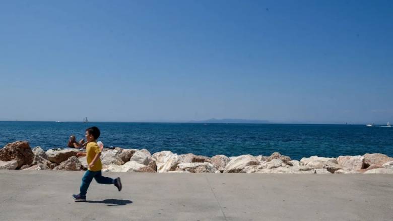 Καιρός: Ήλιος και άνοδος της θερμοκρασίας την Τετάρτη - Ισχυρά μελτέμια στο Αιγαίο