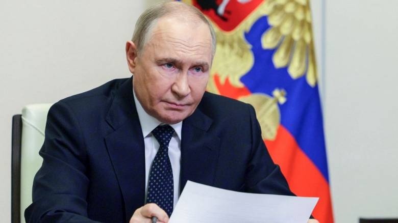 Ο Πούτιν βάζει «στον πάγο» τις συνομιλίες με το Κίεβο - Για ρωσικά τελεσίγραφα μιλά ο Ζελένσκι