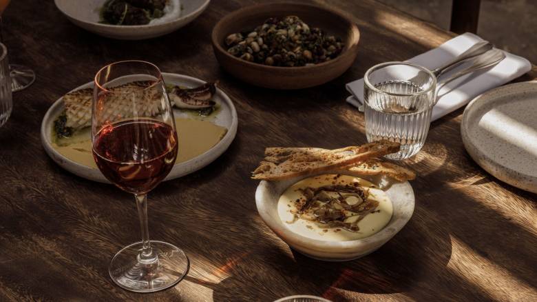 Κεφτεδάκια, ντολμαδάκια και ταραμάς μεταμορφώνονται σε κοσμοπολίτικη εμπειρία των αισθήσεων