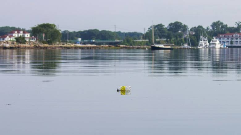 Διασπάται γρήγορα, δεν αφήνει υπολείμματα: Ιάπωνες δημιούργησαν πλαστικό που διαλύεται στη θάλασσα
