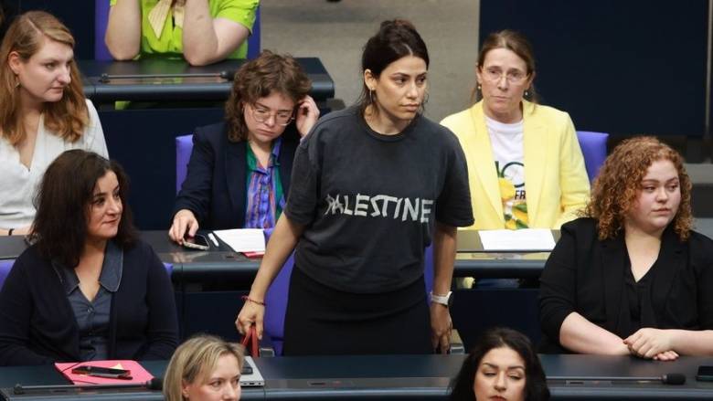 Η πρόεδρος της Bundestag απέβαλε βουλευτή που φορούσε μπλούζα που έγραφε «Παλαιστίνη»