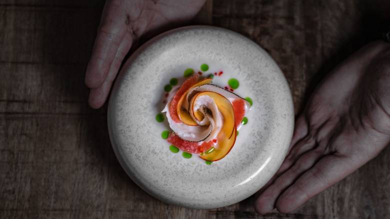 Αέρας από Ελλάδα και Michelin-starred δημιουργούς πνέει φέτος στην Καλντέρα της Σαντορίνης