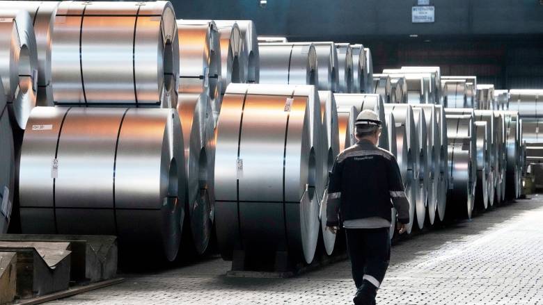 Υπέγραψε το εκτελεστικό διάταγμα για δασμούς 50% σε χάλυβα και αλουμίνιο ο Τραμπ