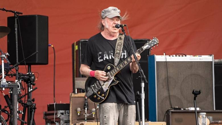 Ανοιχτή πρόσκληση του Νιλ Γιανγκ στον Ντόναλντ Τραμπ για να παραστεί στην περιοδεία του στις ΗΠΑ