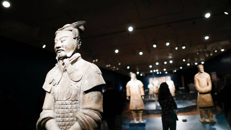 Βίντεο ντοκουμέντο από την ζημιά που προκάλεσε τουρίστας στο στρατό από τερακότα της Κίνας