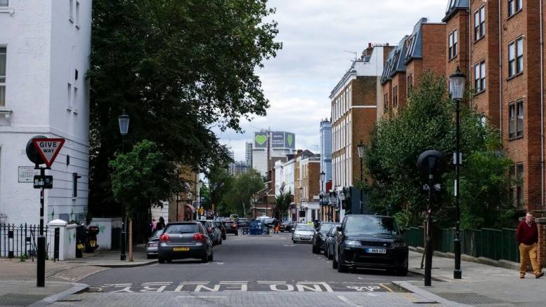 Μέτρα κατά των influencers πήραν οι κάτοικοι του Νότινγκ Χιλ - Βάφουν μαύρες τις προσόψεις σπιτιών