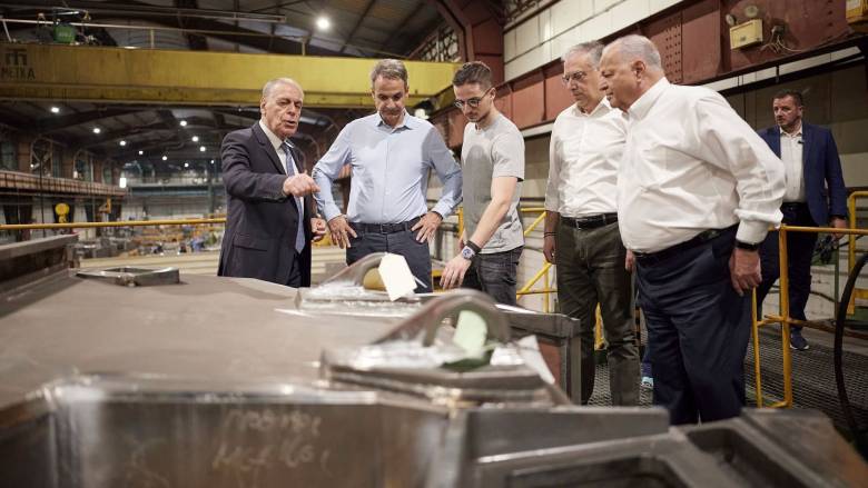 Δέσμευση Μητσοτάκη για στήριξη στην εγχώρια αμυντική βιομηχανία - Ξενάγηση σε Metlen και ΝΚ Trailers