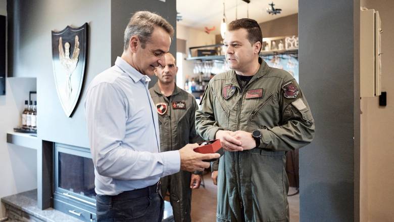 Επίσκεψη Μητσοτάκη στην 111 Π.Μ. - Η θητεία πριν 33 χρόνια και η πρόσκληση για πτήση με μαχητικό