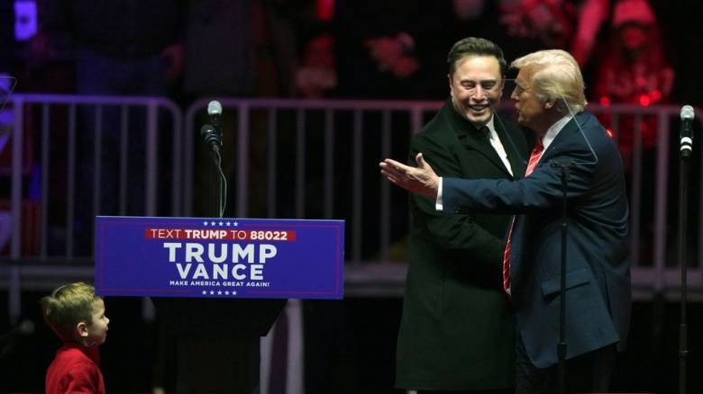 To μεγάλο «όπλο» του Τραμπ απέναντι στον Μασκ - Πώς μπορούν να βλάψουν περαιτέρω ο ένας τον άλλον