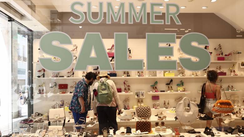 Θερινές εκπτώσεις 2025: Πότε θα ξεκινήσουν - Ποια Κυριακή θα είναι ανοιχτά τα καταστήματα