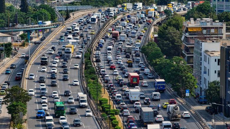 Tροχαίο στον Κηφισό: Φορτηγό συγκρούστηκε με ΙΧ στο ύψος της Ιεράς Οδού