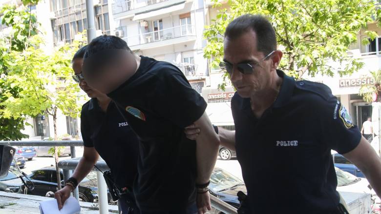 Θεσσαλονίκη: Ελεύθερος με περιοριστικούς όρους ο 34χρονος που κλώτσησε και πάτησε ένα γατάκι