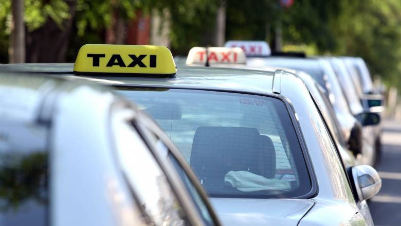 Συνελήφθη οδηγός ταξί για υπερχρέωση επιβατών στο λιμάνι του Πειραιά