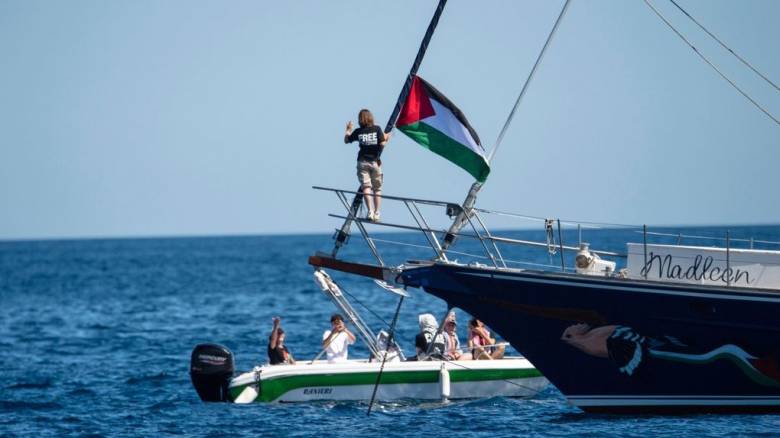 Κρίσιμες οι επόμενες ώρες για το σκάφος Madleen: «Πετάνε drones από πάνω μας», απειλεί το Ισραήλ