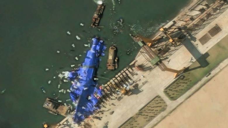 Η Βόρεια Κορέα καθέλκυσε το πολεμικό πλοίο που είχε ανατραπεί - «Έκπληξη» η ταχύτητα των επισκευών