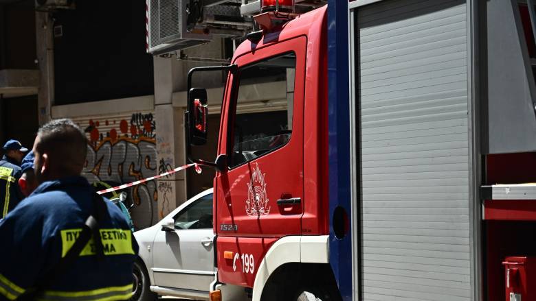 Φωτιά σε μονοκατοικία στα Βριλήσσια - Απεγκλωβίστηκαν δύο ηλικιωμένοι