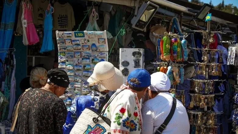 Επ’ αυτοφόρω συλλήψεις «πορτοφολάδων» στην Πλάκα - Έκλεβαν χρήματα από τουρίστες