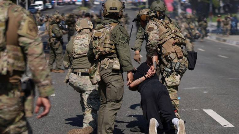 «Μπαρούτι» μυρίζει στο Λος Άντζελες: Έφθασαν τα πρώτα στρατεύματα της Εθνοφρουράς