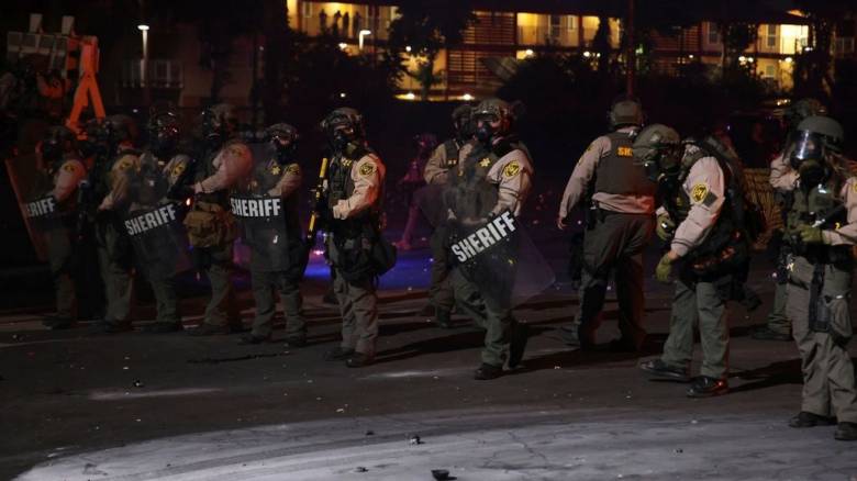 «Εμφύλιος» για το Λος Άντζελες: Mήνυση καταθέτει η Καλιφόρνια, με συλλήψεις απειλεί ο Τραμπ